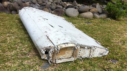 Un morceau de ce qui semble &ecirc;tre une aile d'avion a &eacute;t&eacute; retrouv&eacute; le 28 juillet 2015 sur le littoral de Saint-Andr&eacute; de La R&eacute;union. (JEAN-REGIS RAMSAMY / REUNION 1ÈRE)