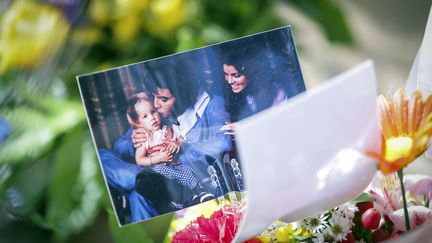 Une photo de la jeune Lisa Marie Presley avec ses parents, Elvis Presley et Priscilla Presley, posée sur un bouquet de fleurs lors de ses obsèques à Graceland à Memphis, Tennessee, dimanche 22 janvier 2023. (PATRICK LANTRIP/AP/SIPA / AP ASSOCIATED PRESS SIPA)