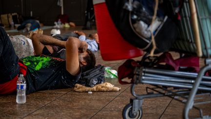 Des personnes se réfugient dans une église face à la chaleur, le 14 juillet 2023, à Phoenix, en Arizona (Etats-Unis). (BRANDON BELL / GETTY IMAGES NORTH AMERICA / AFP)