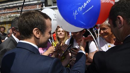 Emmanuel Macron face à des lycéens qui lui ont fait signer un mot d'absence, le 1er juin 2017 à Lorient (Morbihan). (DAMIEN MEYER / AFP)