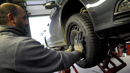 &nbsp; (Avec un pneu basique, le frottement de la gomme sur la chaussée entraîne une consommation importante de carburant © MaxPPP)