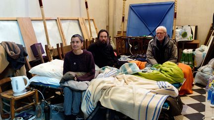 Anais Vogel, Ludovic Holbein&nbsp; et Philippe Demeestere, les grévistes de la faim à Calais (Pas-de-Calais), le 14 octobre 2021. (SYLVAIN LEFEVRE / HANS LUCAS)