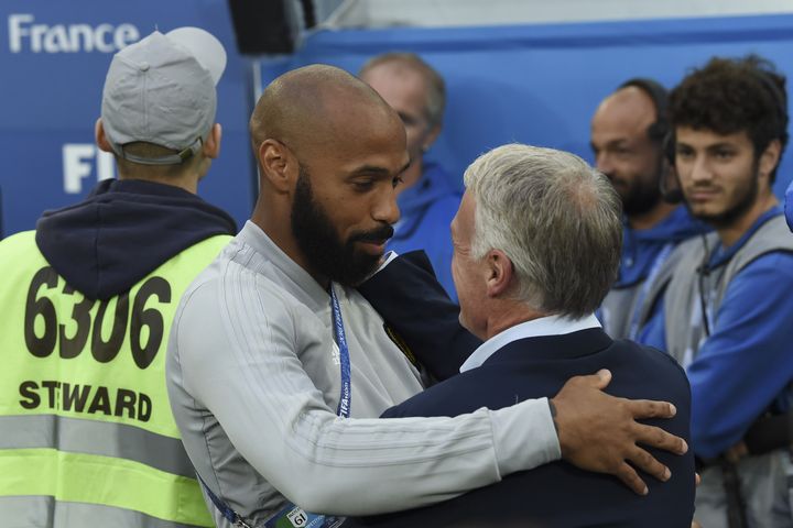 Thierry Henry discute avec Didier Deschamps, le 10 juillet 2017, à Saint-Pétersbourg (Russie). (PAUL ELLIS / AFP)