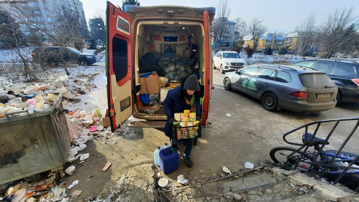 Des volontaires livrent de la nourriture et des médicaments dans les centres de distribution d'aide humanitaire de Barkhmout. (GILLES GALLINARO / RADIO FRANCE)