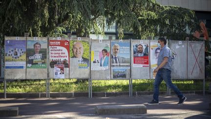 Des affiches pour les élections régionales à Lyon (Rhône), le 14 juin 2021. (NORBERT GRISAY / HANS LUCAS / AFP)