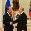 Wang Yi, ancien chef de la diplomatie chinoise et directeur du bureau central des affaires étrangères du Parti communiste chinois, rencontre le président russe Vladimir Poutine à Moscou (Russie), le 22 février 2023. (CAO YANG / XINHUA / AFP)