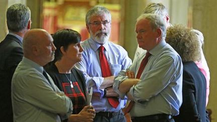 Gerry Adams (au centre), leader du Sinn Fein (longtemps considéré comme l'aile politique de l'IRA), et le vice-Premier ministre d'Irlande du Nord Martin McGuinness (à droite) discutant avec des collègues à Stormont, le Parlement d'Irlande du Nord, le 10 septembre 2015. (Reuters - Cathal McNaughton)