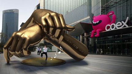 Repr&eacute;sentation 3D de la statue qui devrait &ecirc;tre inaugur&eacute;e en d&eacute;cembre dans le quartier de Gangnam, &agrave; S&eacute;oul (Cor&eacute;e du Sud). (GANGNAM DISTRICT OFFICE / AFP)