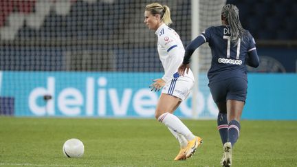 Amandine Henry (Olympique Lyonnais) et Kadidiatou Diani (PSG Feminin) lors du championnat de France féminin, match de football D1 Arkema entre le Paris Saint-Germain et l'Olympique Lyonnais le 20 novembre 2020, au stade Parc des Princes à Paris. (STEPHANE ALLAMAN / STEPHANE ALLAMAN)