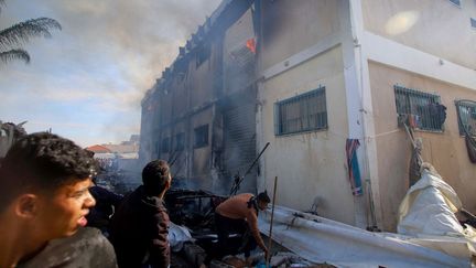 Un centre de l'agence de l'ONU pour les réfugiés palestiniens (UNRWA) touché par des tirs à Khan Younès, dans le sud de la bande de Gaza, le 24 janvier 2024. (RAMEZ HABBOUB / ANADOLU / AFP)