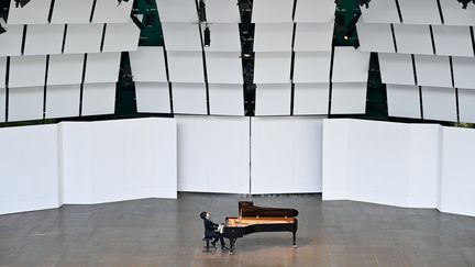 Le concert du pianiste russe&nbsp;Dmitry Sin, le 5 août 2019, lors de la 39e édition du festival de piano de&nbsp;La Roque-d'Antheron. (GERARD JULIEN / AFP)