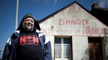 Claude Herbin, l'habitant du site du projet d'a&eacute;roport de Notre-Dames-des-Landes (Loire-Atlantique) menac&eacute; d'expulsion, a fait inscrire "Vinci d&eacute;porte la population" sur le fronton de sa maison. (JEAN-SEBASTIEN EVRARD / AFP)