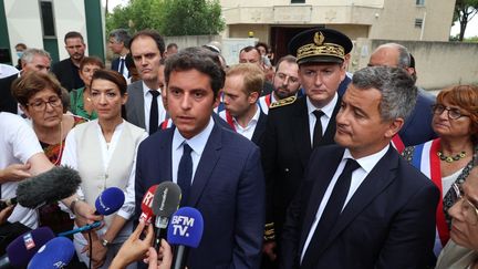 Le Premier ministre démissionnaire, Gabriel Attal, en compagnie notamment du ministre de l'Intérieur démissionnaire, Gérald Darmanin, le 24 août 2024 devant la synagogue de La Grande-Motte (Hérault). (PASCAL GUYOT / AFP)