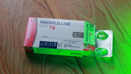 Une boîte d'amoxicilline, médicament qui connaît des ruptures de stock. (MATHIEU THOMASSET / HANS LUCAS / AFP)