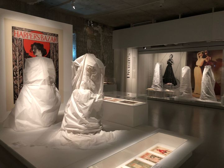 Avant la réouverture du Musée des arts décoratifs, tous les&nbsp;costumes sont inspectés pour retirer la poussière et les éventuels insectes. (BASTIEN MUNCH / RADIO FRANCE)