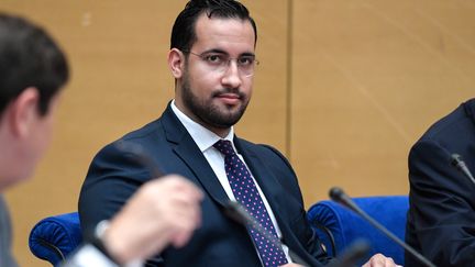 Alexandre Benalla a-t-il produit un faux pour obtenir un passeport de service ?