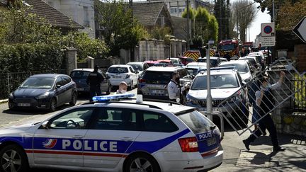 L'attaque au couteau a eu lieu devant le commissariat de Rambouillet (Yvelines). L'assaillant a ensuite été tué par des policiers. (BERTRAND GUAY / AFP)