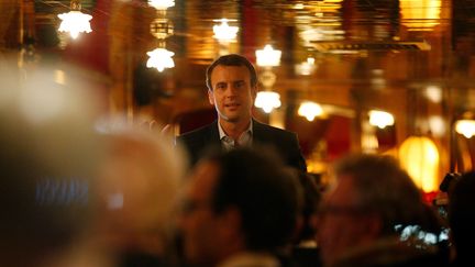 Emmanuel Macron, candidat d'En Marche ! à la présidentielle, le 23 avril 2017 à la brasserie La Rotonde à Paris. (GEOFFROY VAN DER HASSELT / AFP)