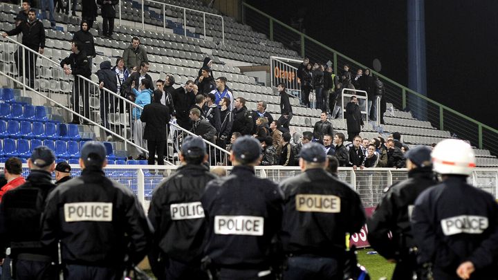 La fin du match a &eacute;t&eacute; tendue &agrave; Auxerre, apr&egrave;s la d&eacute;faite de l'AJA contre Evian, le 17 mars 2012. (JEFF PACHOUD / AFP)