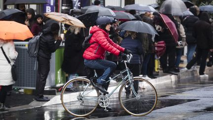 Les apprentis-cyclistes ont envahi Paris lundi 9 décembre, au cinquième jour de grève contre la réforme des retraites. (VINCENT ISORE / MAXPPP)