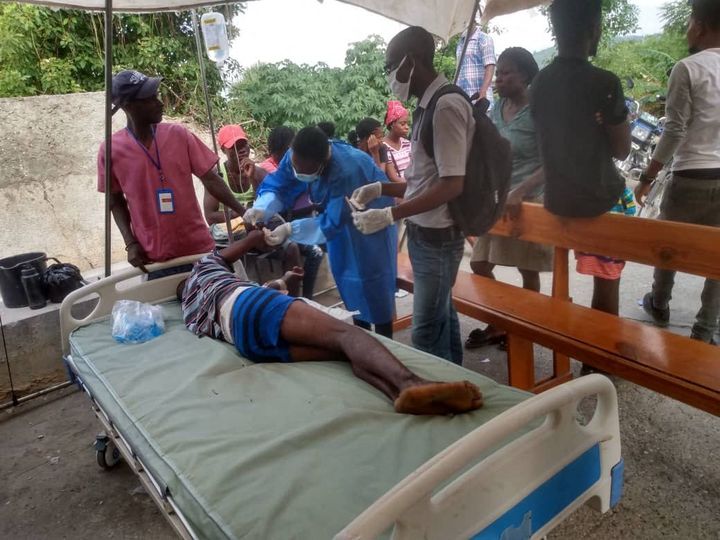 Un hôpital de campagne soigne les blessés&nbsp;à Jérémie (Haïti), après le tremblement de terre survenu le 14 août 2021. (STRINGER / ANADOLU AGENCY / AFP)