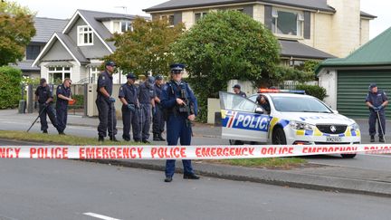 Des policiers néo-zélandais devant l'une des moquées attaquées, le 16 mars 2019 à Christchurch (Nouvelle-Zélande). (RECEP SAKAR / ANADOLU AGENCY / AFP)