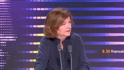 Nathalie Loiseau, eurodéputée Renew et présidente de la sous commission sécurité et défense au Parlement européen, répond à Agathe Lambret et Jean-Rémi Baudot (FRANCEINFO/RADIOFRANCE)