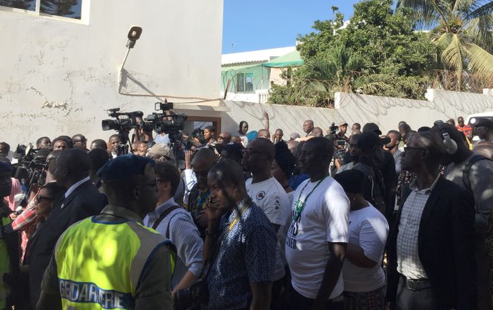 Une foule massée devant l'ambassade gambienne à Dakar (Sénégal), jeudi 19 janvier 2017. (REUTERS)