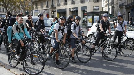 Des livreurs à vélo manifestent&nbsp;contre la baisse des tarifs, l'impossibilite de changer les contrats sans accord collectif et la prise en compte de la pénibilité du travail, à Paris, le 12 octobre 2018. (MAXPPP)