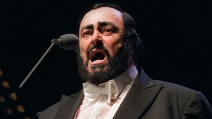 Luciano Pavarotti en concert au Palais Omnisports de Bercy à Paris, le 16 octobre 2001 (FREDERICK FLORIN / AFP)