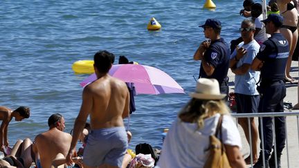 La police municipale surveille une plage de Cannes (Alpes-Maritimes), le 11 août 2016. (MAXPPP)