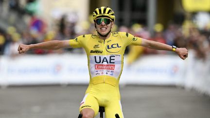 Le maillot jaune Tadej Pogacar vainqueur de la 14e étape du Tour de France, le 13 juillet 2024. (MARCO BERTORELLO / AFP)