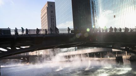 La rivi&egrave;re de Chicago (Illinois) par grand froid, le 5 janvier 2015.&nbsp; (SCOTT OLSON / AFP)