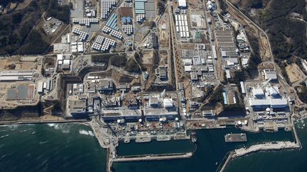 Vue a&eacute;rienne de la centrale nucl&eacute;aire de Fukushima (Japon), ravag&eacute;e par un s&eacute;isme et un tsunami en 2011. La photographie a &eacute;t&eacute; prise le 11 mars 2013. (KYODO NEWS / AP / SIPA)