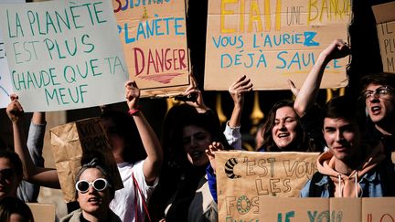 Des jeunes manifestent contre le réchauffement climatique, le 22 février 2019, à Paris. (LIONEL BONAVENTURE / AFP)