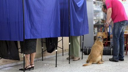 Un bureau de vote &agrave; Thessalonique (Gr&egrave;ce), le 6 mai. (SAKIS MITROLIDIS / AFP)