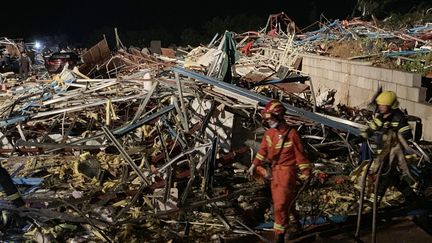 Des secouristes sont sur les lieux&nbsp;du passage d'une tornade, le 15 mai 2021 à Wuhan (Chine). (XIONG QI / XINHUA / AFP)