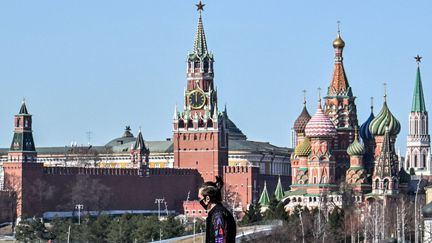 Un piéton traverse un pont devant le Kremlin, à Moscou (Russie), le 22 mars 2022. (AFP)