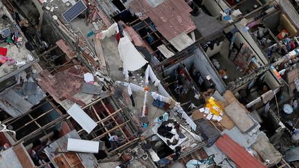 Une vue aérienne d'un quartier de Jeremie, ville très durement touchée par l'ouragan Matthew, le 6 octobre 2016, à Haïti.&nbsp; (CARLOS GARCIA RAWLINS / REUTERS)