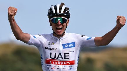 Le Slovène Tadej Pogacar, vainqueur au sprint de la 20e étape du Tour de France, le 22 juillet 2023. (ANNE-CHRISTINE POUJOULAT / AFP)