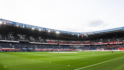 La pelouse et les tribunes du Parc des Princes avant une rencontre de Ligue 1 entre le PSG et Lorient, le 12 août 2023. (MATTHIEU MIRVILLE / DPPI / AFP)