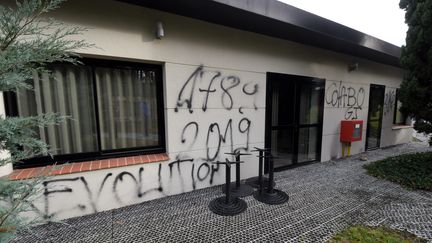 Le restaurant l'Amphitryon à Colomiers (Haute-Garonne), ciblé de tags et incendié, le 28 janvier 2019. (MAXPPP)