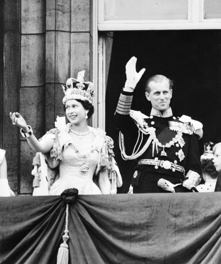 La reine Elizabeth II accompagné du prince Philip lors de son couronnement, le 2 juin 1953, à l'abbaye de Westminster. (STF / INTERCONTINENTALE / AFP)