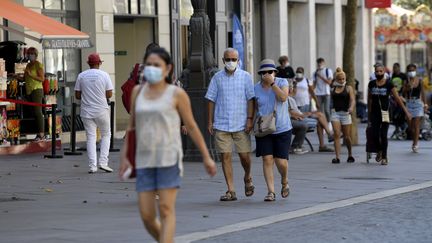 Des riverains à Marseille (Bouches-du-Rhône), le 14 septembre 2020.&nbsp; (NICOLAS TUCAT / AFP)