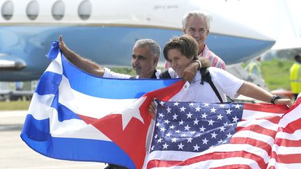 Dans un tweet, le secrétaire d'Etat américain John Kerry a salué «un nouveau pas en avant», «un an à peine après avoir hissé le drapeau américain à La Havane» au moment du rétablissement officiel de leurs relations diplomatiques. A bord de ce premier vol régulier depuis 1961, date de la rupture de ces mêmes relations diplomatiques entre deux pays dont les côtes sont distantes de seulement 200 km, figurait le secrétaire américain aux Transports Anthony Foxx, qui a rencontré des hauts responsables cubains dans l'après-midi à La Havane. (YAMIL LAGE/AFP)