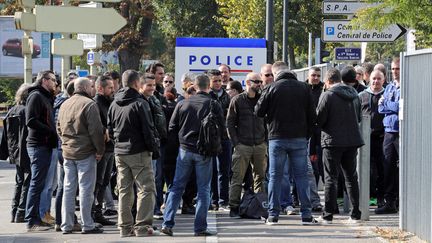 Des policiers manifestent, le 11 octobre 2016, devant le commissariat de Mulhouse (Haut-Rhin), en soutien à leurs collègues attaqués à Viry-Châtillon.&nbsp; (MAXPPP)