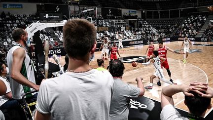 Des supporters de l'ASVEL Lyon-Villeurbanne lors d'une rencontre face à la SIG Strasbourg à l'Astroballe Arena, le 20 mai 2021.&nbsp; (JEFF PACHOUD / AFP)