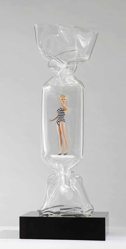 "Barbie loves Laurence Jenkell" : la première poupée Barbie emballée dans un bonbon de plexiglass
 (Laurence Jenkell for Barbie)