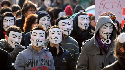 Il est finalement rejoint par toute la population qui se soul&egrave;ve en portant ce masque. (JOHANNA LEGUERRE / AFP)