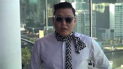 Psy annonce, dans son style ineffable, la sortie prochaine d'une chanson, ainsi qu'un futur live... (8/3/2013)
 (Capture d&#039;image YouTube)